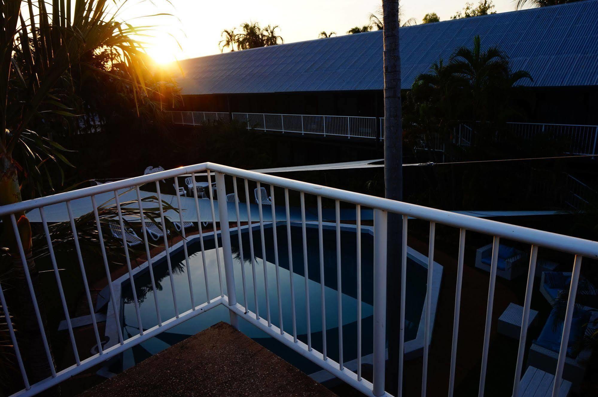 Paraway Motel Katherine Esterno foto